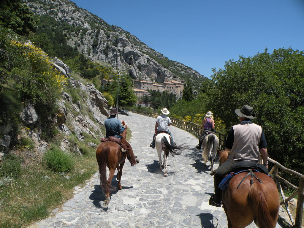 Montagne Rocciose Bed & Breakfast Frascineto Luaran gambar